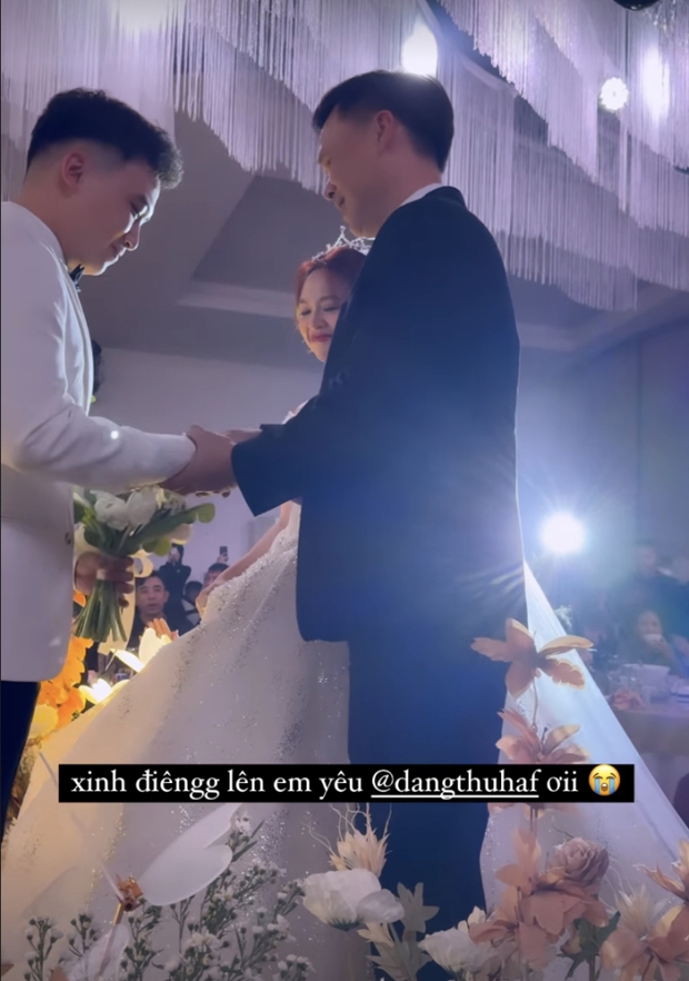 Đám cưới Hà Mã Tấu: Cô dâu xuất hiện với visual xuất sắc, rơi nước mắt khi bố dắt lên lễ đường-4