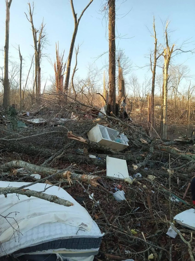 Lốc xoáy tử thần thổi bay ngôi nhà trong phút chốc, bé trai 4 tháng tuổi sống sót kỳ diệu, được tìm thấy ở vị trí không thể tin nổi-2