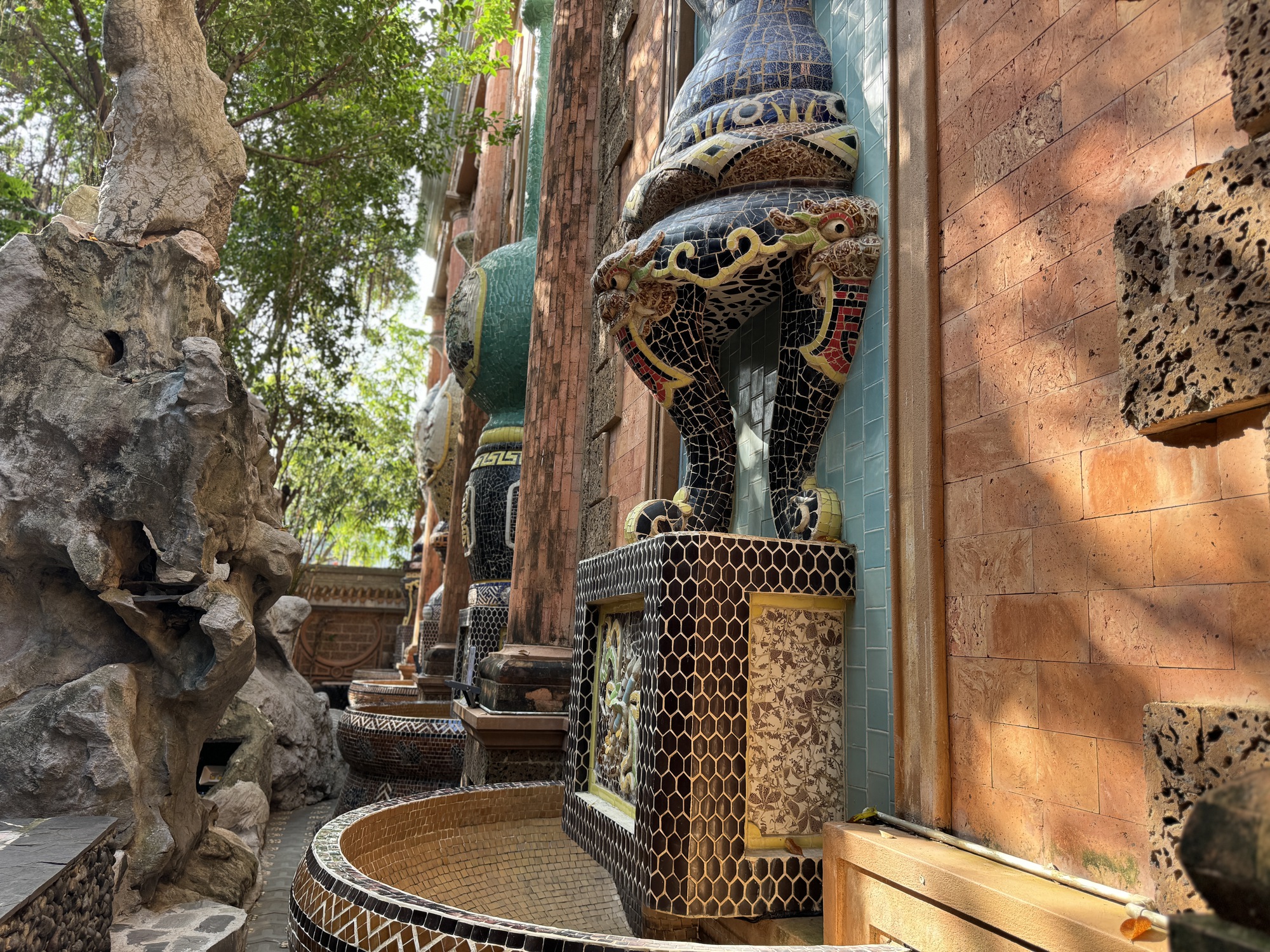 Bên trong nhà cổ trăm tỉ của đại gia Huy máy nổvừa bị siết nợ có gì?-3