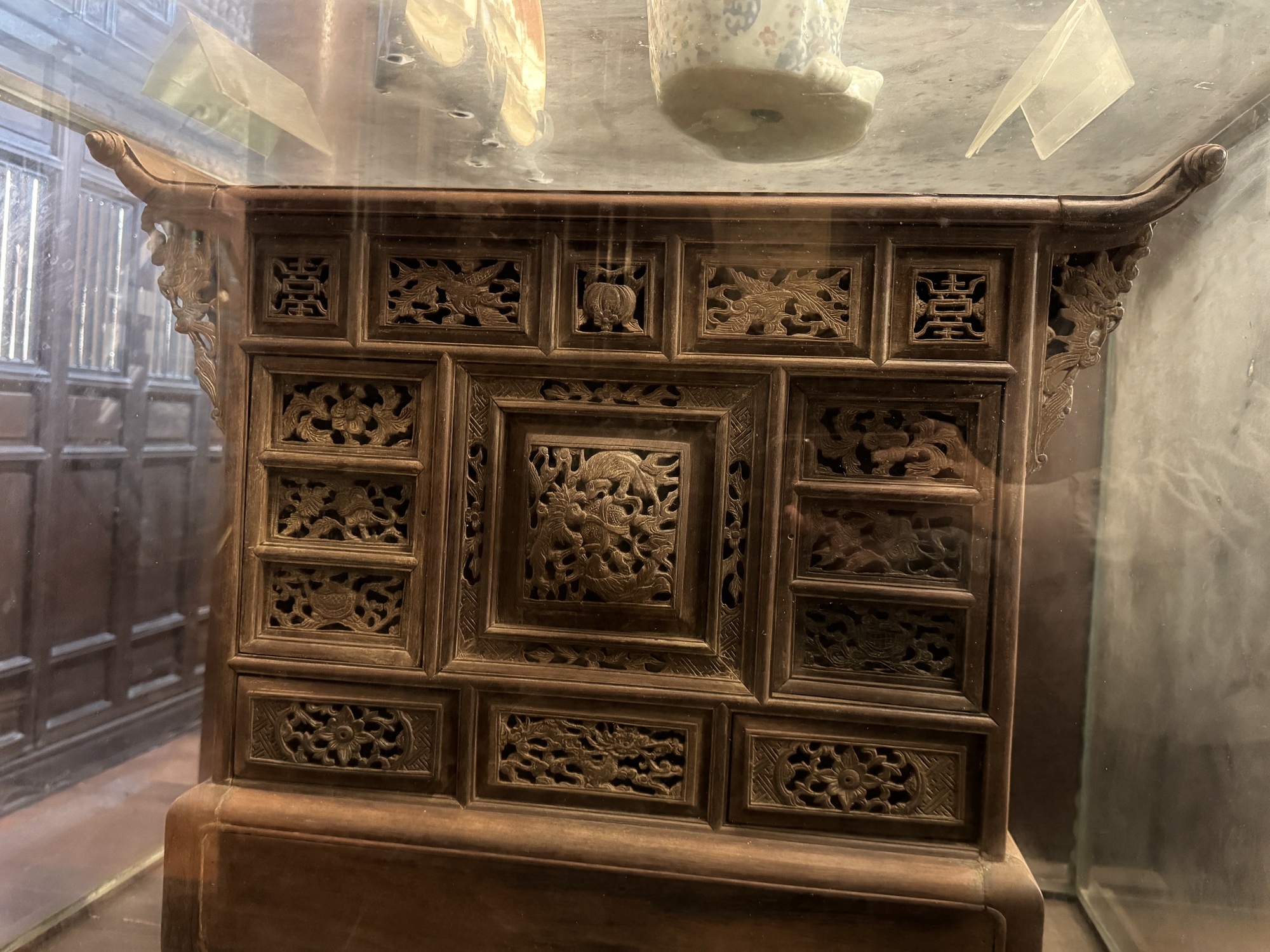 Bên trong nhà cổ trăm tỉ của đại gia Huy máy nổvừa bị siết nợ có gì?-8