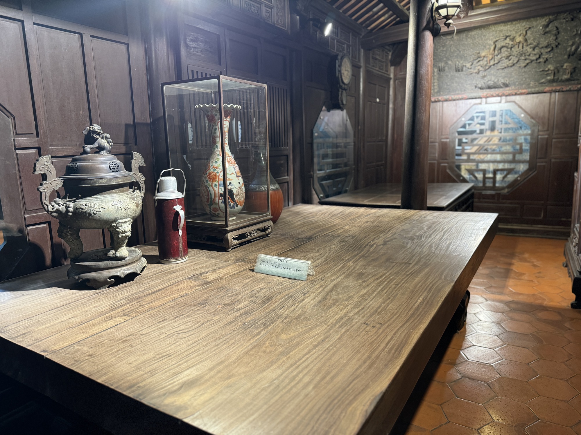 Bên trong nhà cổ trăm tỉ của đại gia Huy máy nổvừa bị siết nợ có gì?-9