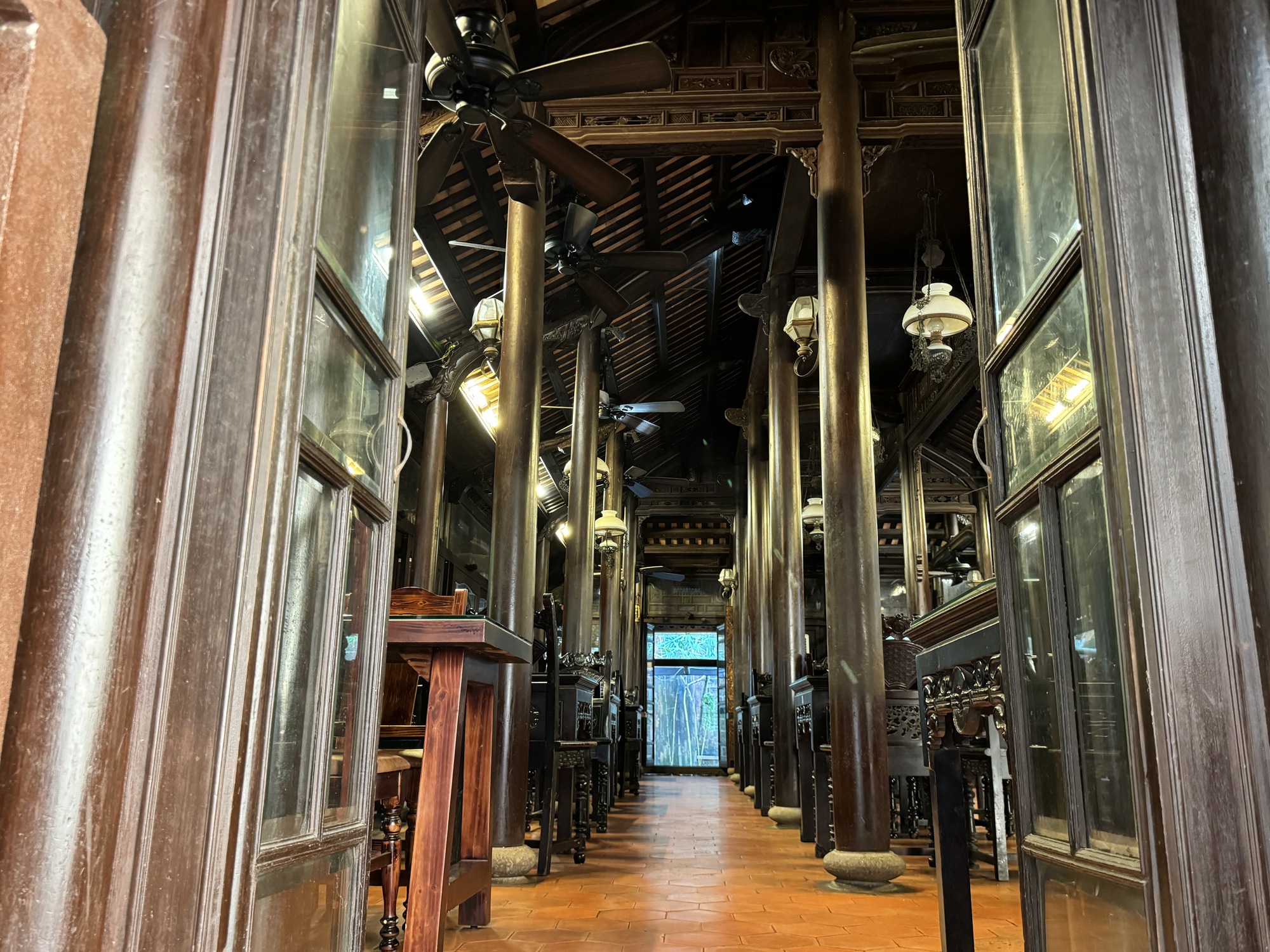 Bên trong nhà cổ trăm tỉ của đại gia Huy máy nổvừa bị siết nợ có gì?-10