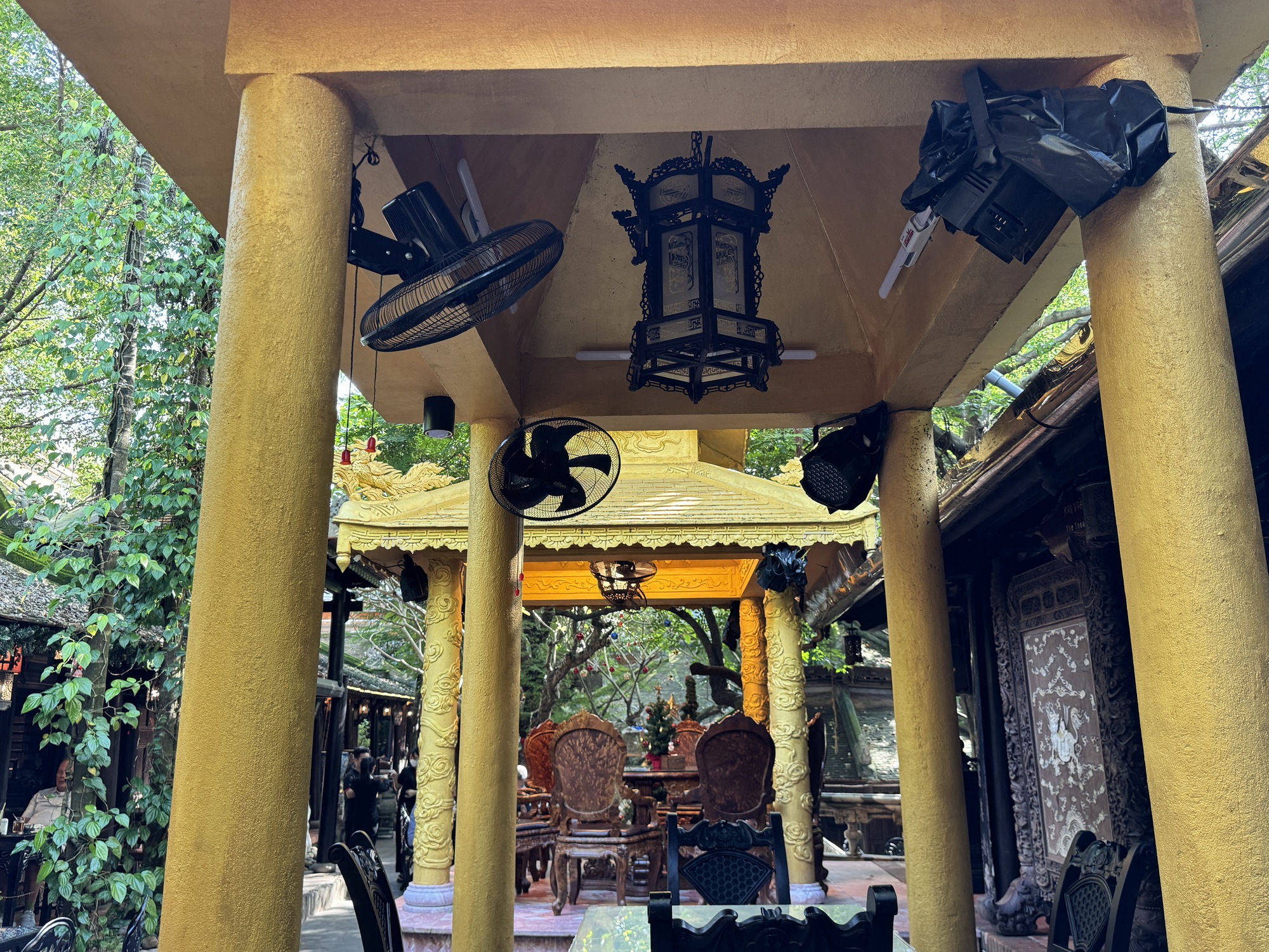 Bên trong nhà cổ trăm tỉ của đại gia Huy máy nổvừa bị siết nợ có gì?-11