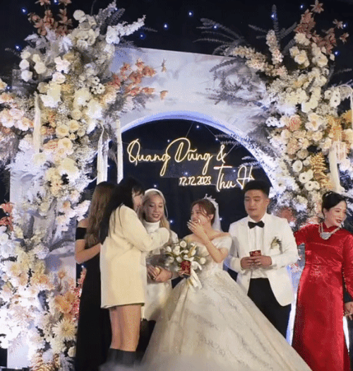 Sự cố hi hữu trong đám cưới Đặng Thu Hà: Khách mời làm mất nhẫn phải mò vàng trên sân khấu, giờ chưa biết kết cục ra sao!-1