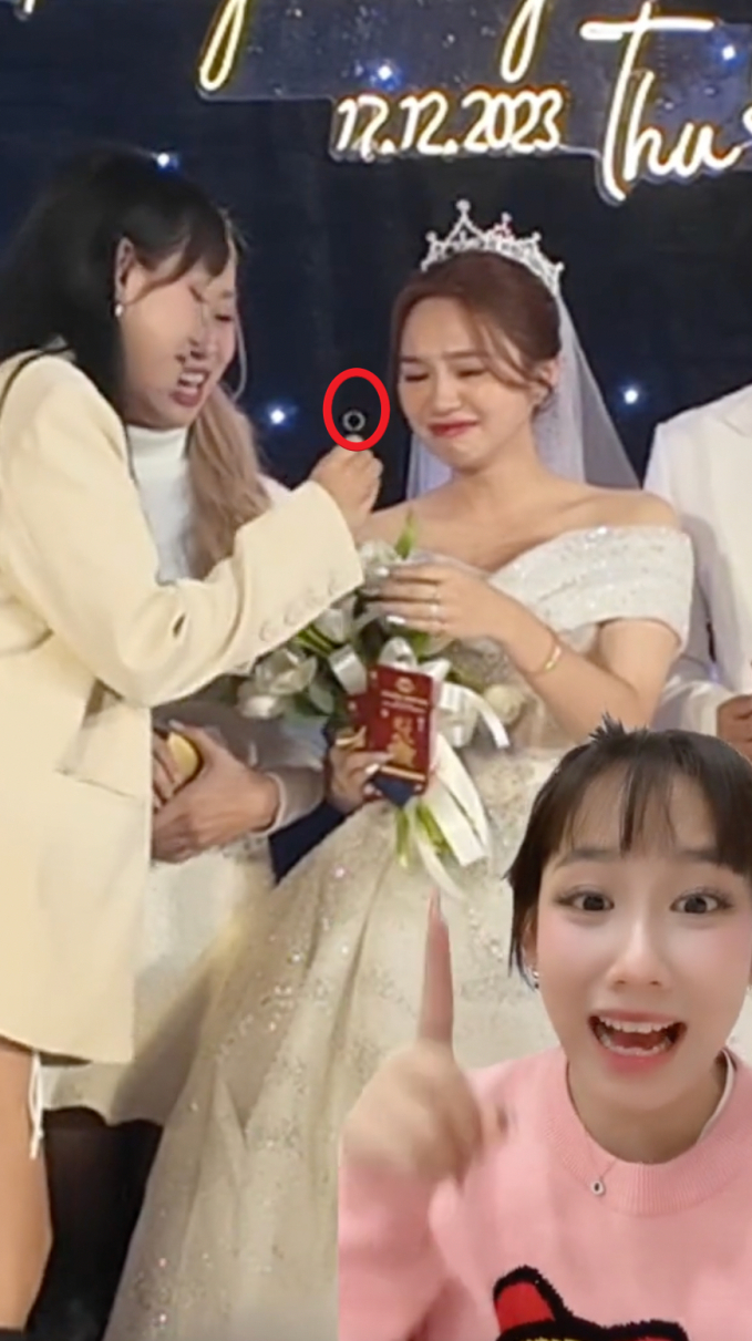 Sự cố hi hữu trong đám cưới Đặng Thu Hà: Khách mời làm mất nhẫn phải mò vàng trên sân khấu, giờ chưa biết kết cục ra sao!-3