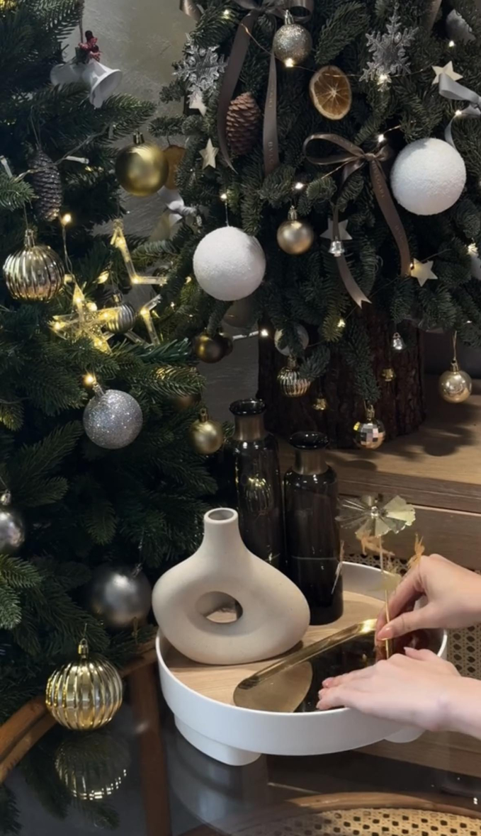 Đường đua decor Noel tuần qua: Lan Khuê nhá hàng cây thông khủng, nhiều sao chuộng style đơn giản nhưng sang khỏi chê-3