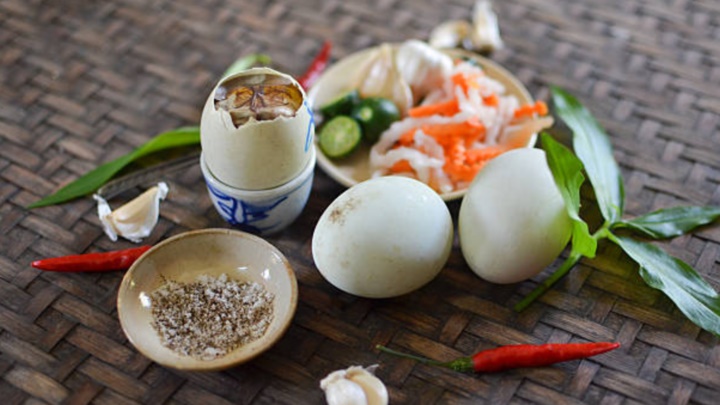 Mẹo mua trứng vịt lộn vừa non vừa ngon-1