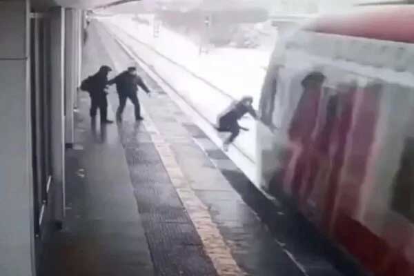 Trung Quốc: Thanh niên 21 tuổi nghỉ hưu, về dựng lều sống cheo leo trên núi-4