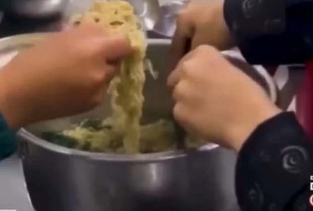 Vụ 11 học sinh ăn 2 gói mì tôm chan cơm: Xử lý nghiêm khi có kết luận-1