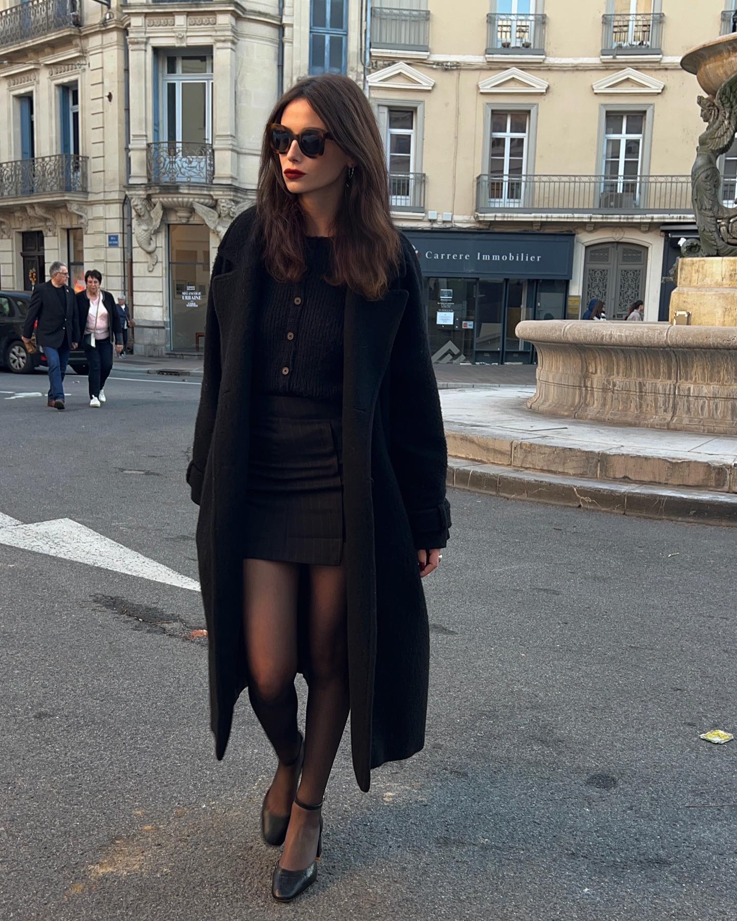 Quý cô người Pháp diện áo khoác dáng dài chuẩn thanh lịch nhờ phối đồ tối giản-9