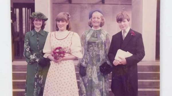 Hé lộ bức ảnh chưa từng được công bố cảnh cố Vương phi Diana làm phù dâu năm 16 tuổi, được mang bán đấu giá hơn 200 triệu VNĐ-1