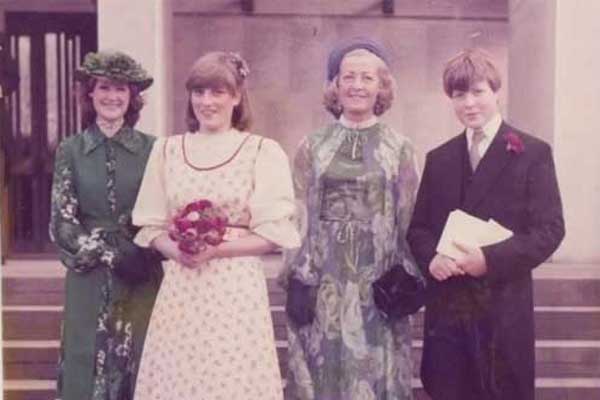 Tranh bó hoa cưới, 3 phù dâu quyết chiến trên sàn nhà, tóc tai rũ rượi-3