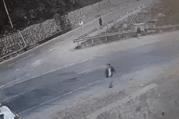 Clip: Ô tô lật nghiêng trượt trên đường, suýt đâm trúng người đi bộ