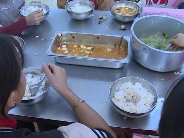 Vụ nghi cắt xén bữa ăn học sinh vùng cao: Lãnh đạo nhà trường nói thầy cô dàn dựng video gửi cho báo chí-2