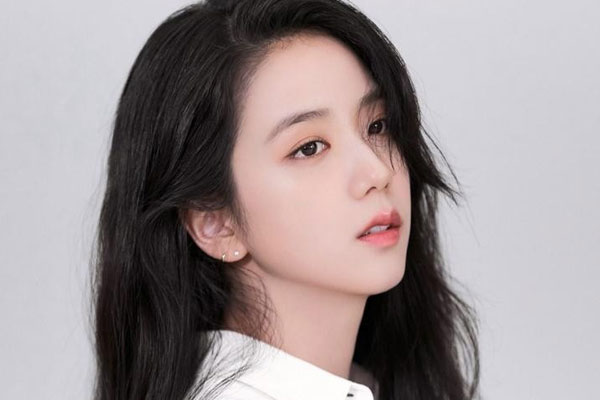 Jisoo BlackPink: Sở hữu làn da trong veo rạng rỡ nhờ bí quyết đơn giản-1