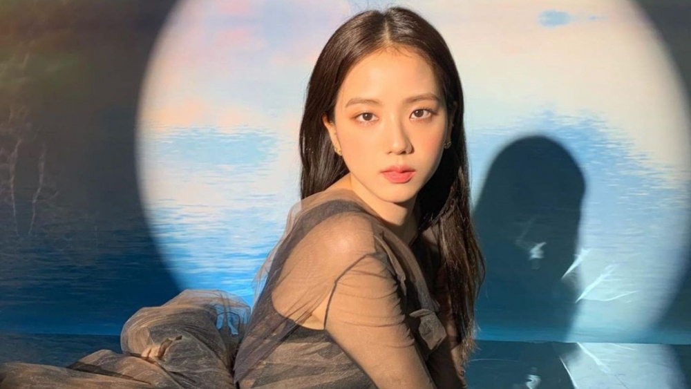 Jisoo BlackPink: Sở hữu làn da trong veo rạng rỡ nhờ bí quyết đơn giản-2