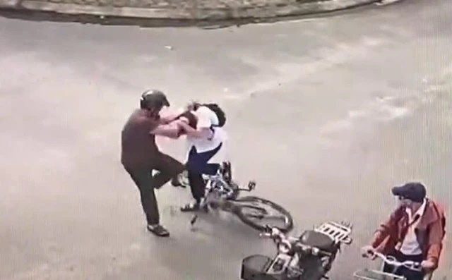 Giám định thương tích vụ học sinh lớp 9 bị cha bạn đánh nhập viện-2