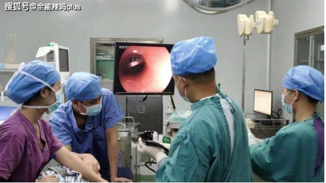 Cậu bé khoe có bí mật muốn kể, mẹ nghe xong lập tức đưa con vào bệnh viện-1