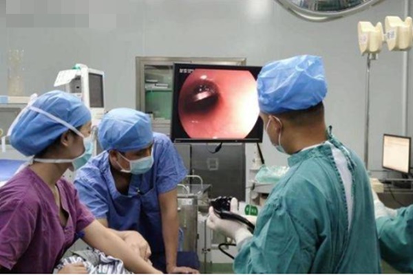 Phụ huynh nên kiểm tra cặp sách của con nhiều hơn, nếu phát hiện 4 điều bất ngờ này, cần cảnh giác-2