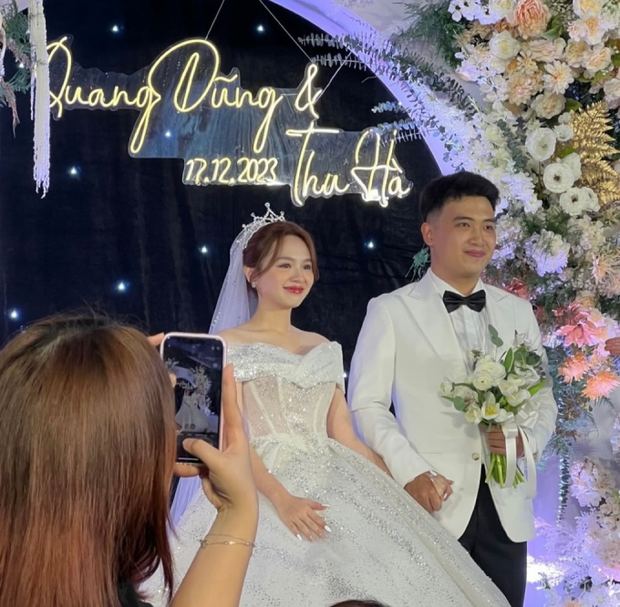 Gia thế chồng Đặng Thu Hà” lọt top tìm kiếm sau đám cưới: Đàng trai từng bê phở và đi giao hàng, hiện tại làm gì?-1