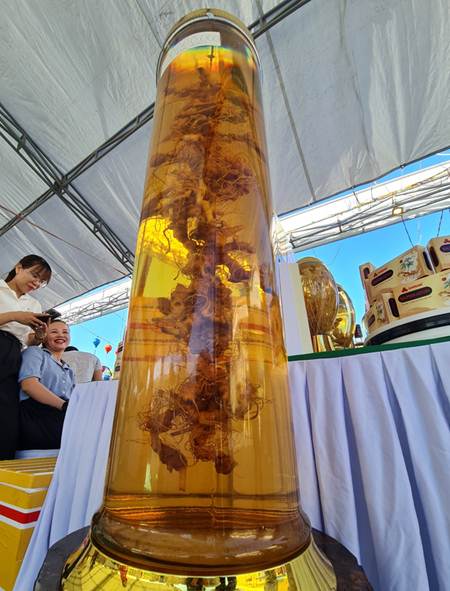 Dạo bước ở phiên chợ bạc tỷ, bất ngờ với bình rượu giá nửa tỷ đồng-1