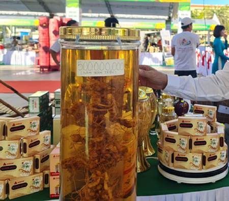 Dạo bước ở phiên chợ bạc tỷ, bất ngờ với bình rượu giá nửa tỷ đồng-3