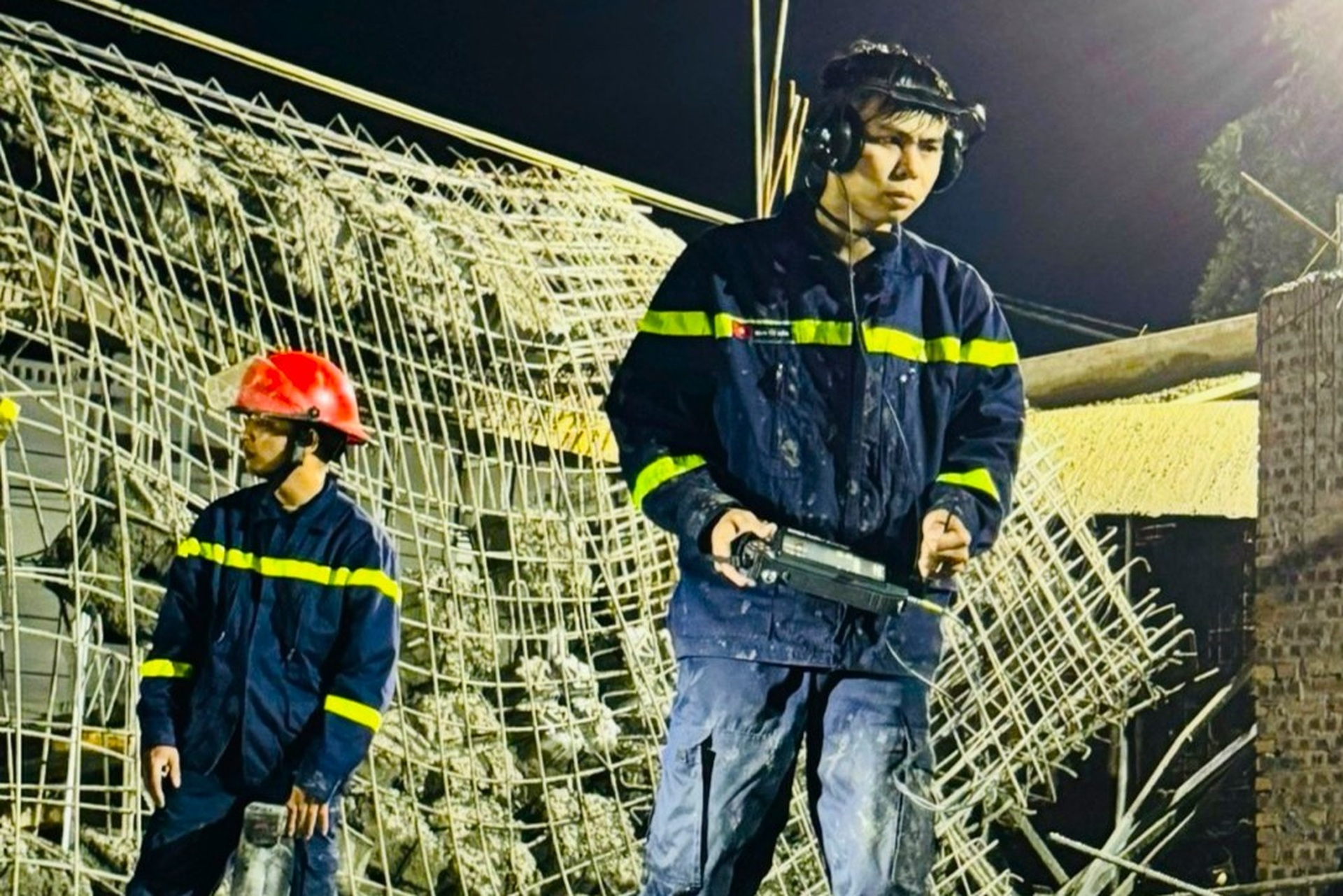 Cảnh sát dò âm, cắt thép, đào bê tông tìm nạn nhân vụ sập giàn giáo-6