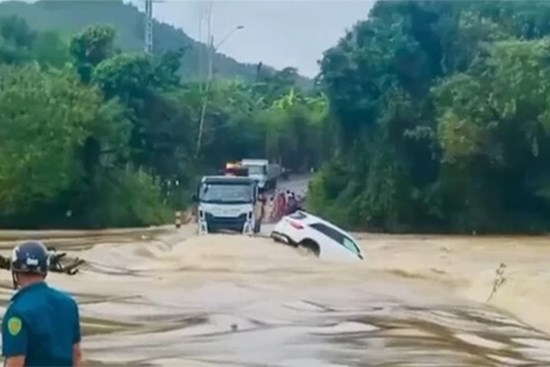 Ô tô Mercedes bị lũ cuốn trôi khi qua cầu tràn