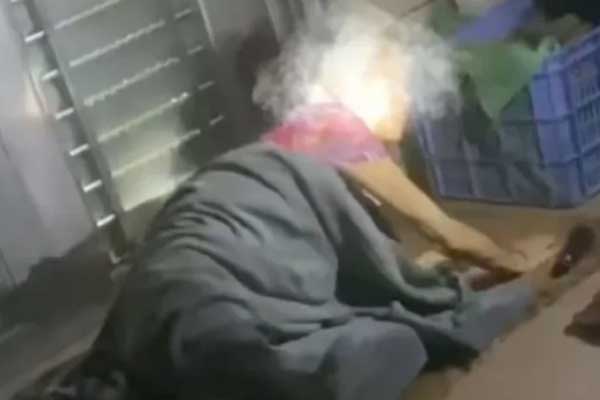 Cảnh mẹ già hấp hối đắp chăn cho con đang ngủ khiến dân mạng nhói tim-2