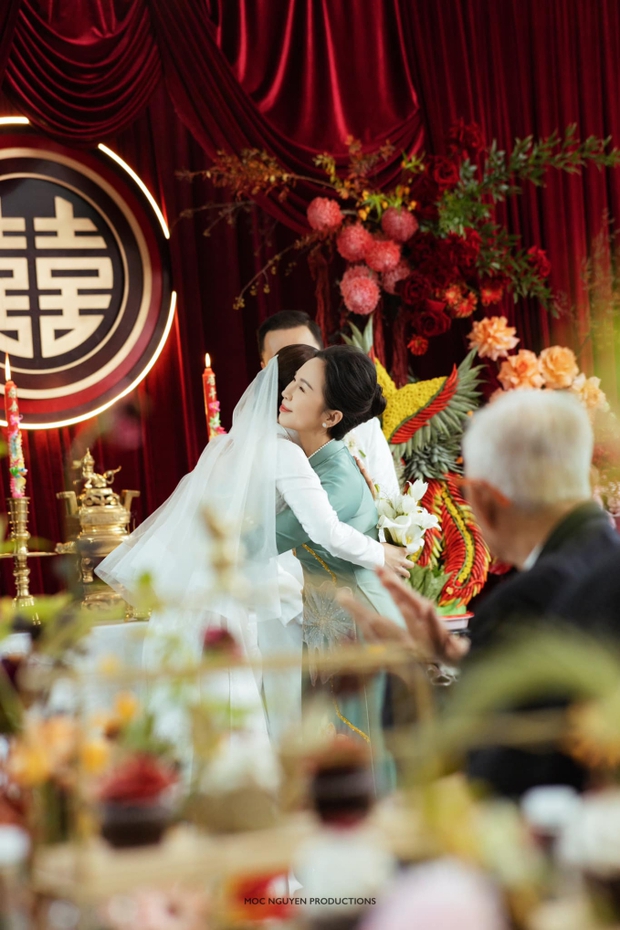 Lễ ăn hỏi Diễm My 9x: Cô dâu khoe nhan sắc gây sốt, lộ mối quan hệ với mẹ chồng hào môn bởi 1 chi tiết-5