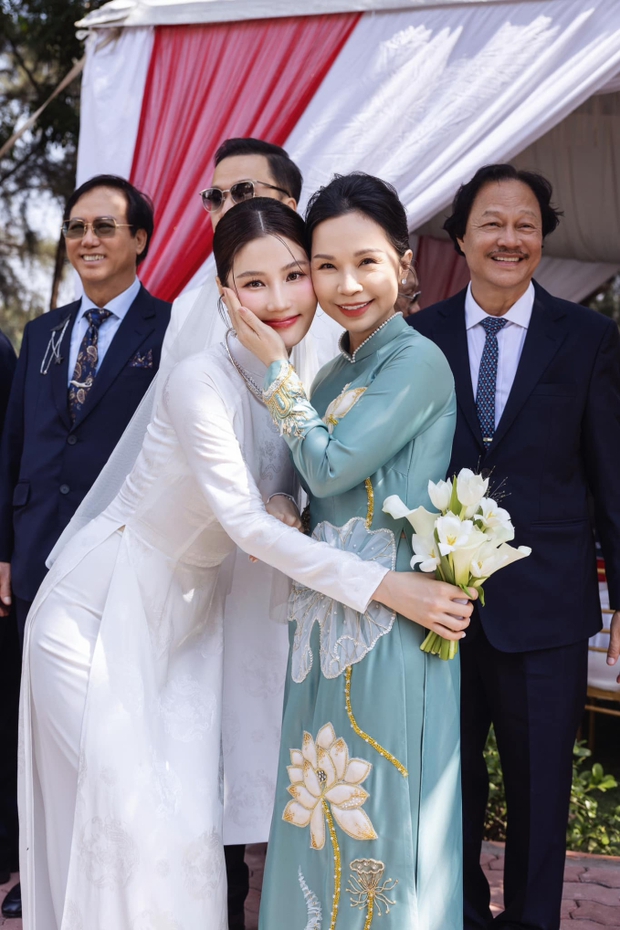 Lễ ăn hỏi Diễm My 9x: Cô dâu khoe nhan sắc gây sốt, lộ mối quan hệ với mẹ chồng hào môn bởi 1 chi tiết-4