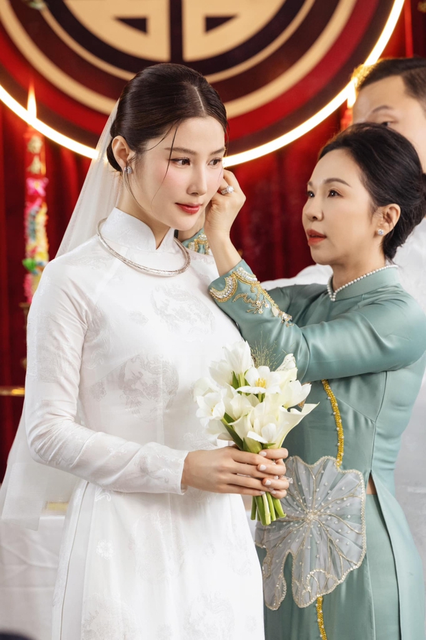 Lễ ăn hỏi Diễm My 9x: Cô dâu khoe nhan sắc gây sốt, lộ mối quan hệ với mẹ chồng hào môn bởi 1 chi tiết-3