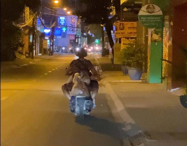 Lật tẩy chiêu trò trục lợi tình thương: Ai đang xin quà từ thiện hằng đêm?-1