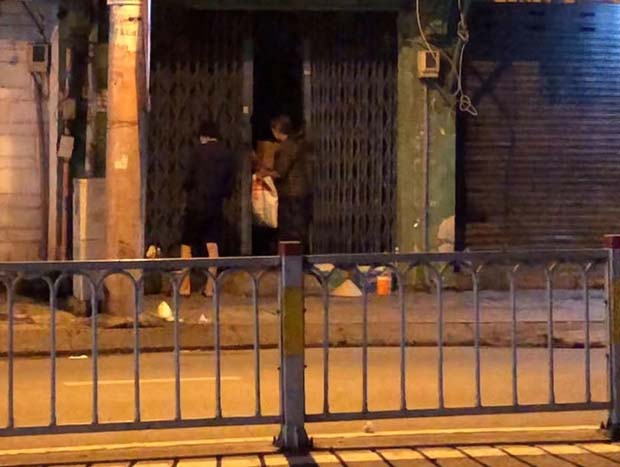 Lật tẩy chiêu trò trục lợi tình thương: Ai đang xin quà từ thiện hằng đêm?-4