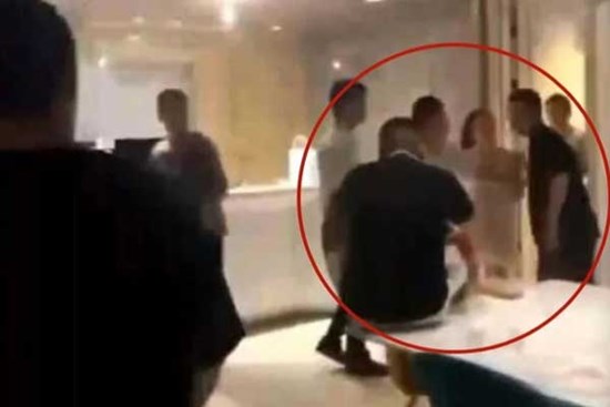 Bắt quả tang vợ “tòm tem” với nhân tình, chồng chưa kịp phản ứng thì kẻ thứ 3 đã có hành động gây ám ảnh