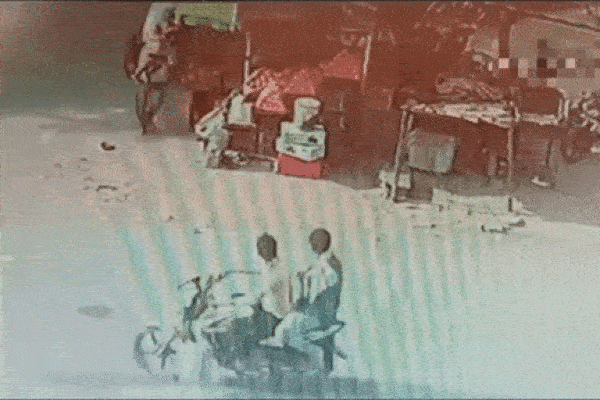 Clip: Máy kéo lao vào cửa hàng hoa quả, cha vội kéo con tháo chạy