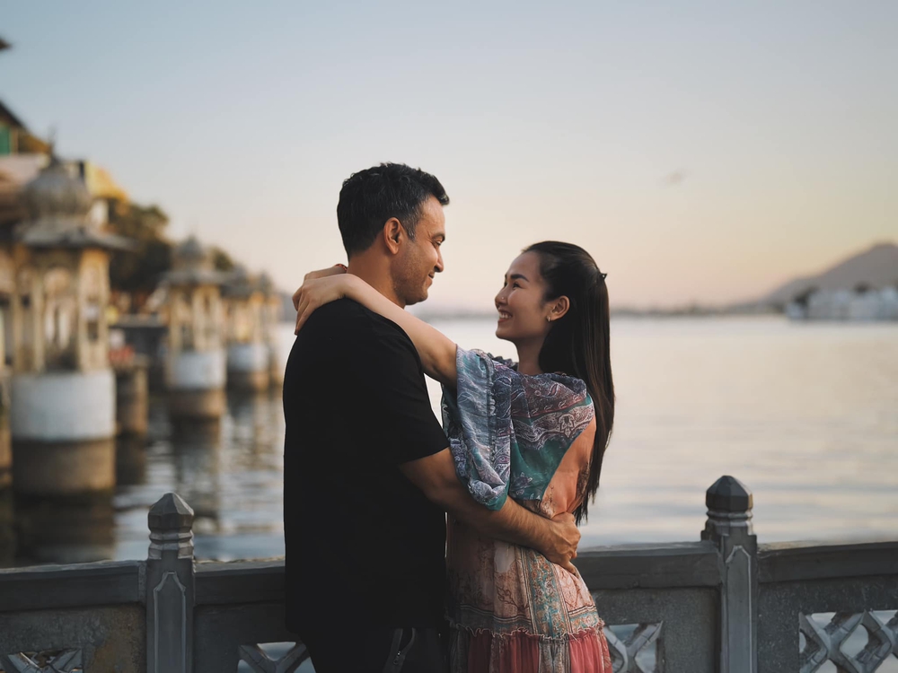 Nữ ca sĩ Việt xinh đẹp dự định đi tu vì tình duyên trắc trở, thay đổi 180 độ khi yêu doanh nhân Ấn Độ-4