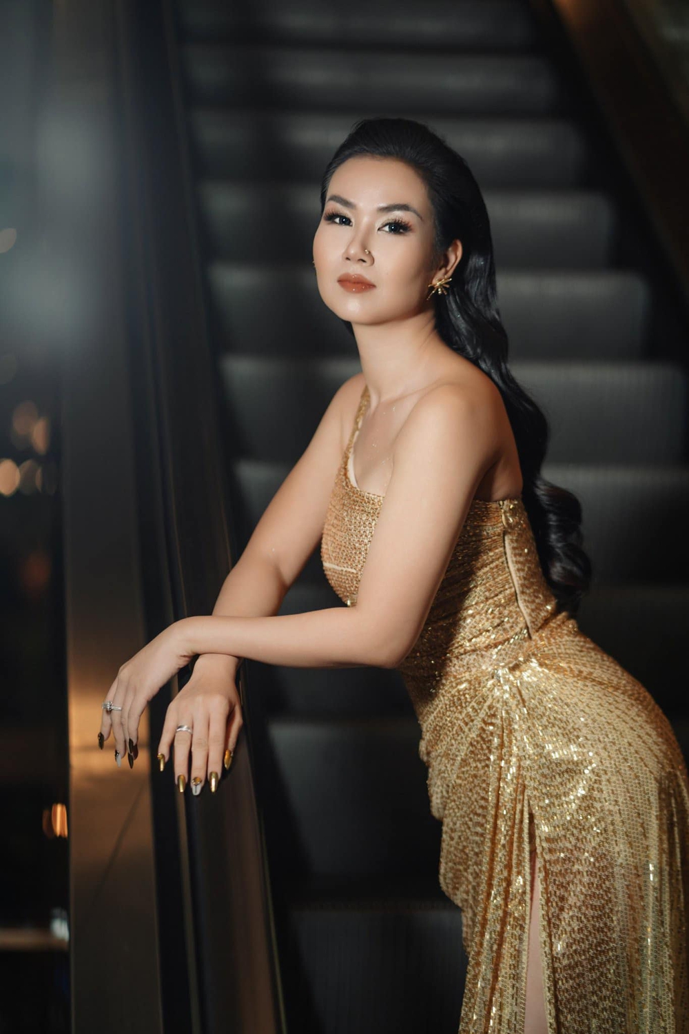 Nữ ca sĩ Việt xinh đẹp dự định đi tu vì tình duyên trắc trở, thay đổi 180 độ khi yêu doanh nhân Ấn Độ-1
