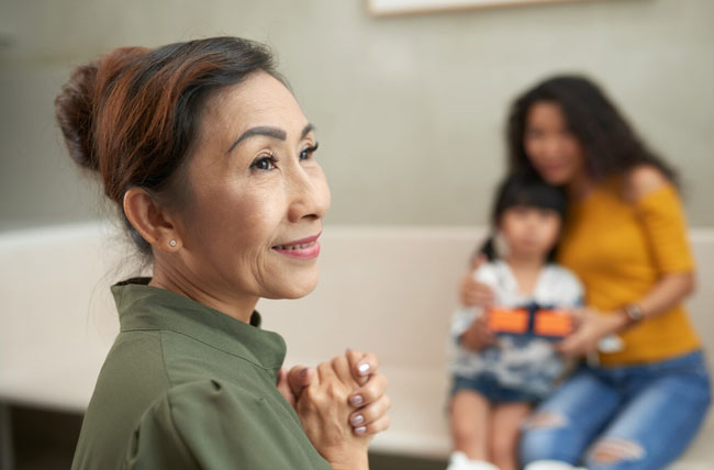 Tháng nào mẹ cũng gọi điện xin tiền tôi, biết lý do mà tôi choáng váng-1