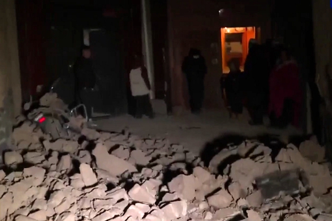 Hiện trường trận động đất khiến hơn 100 người chết tại Trung Quốc: Cứu hộ xuyên đêm tìm người bị vùi lấp trong cái lạnh dưới 0 độ C-2