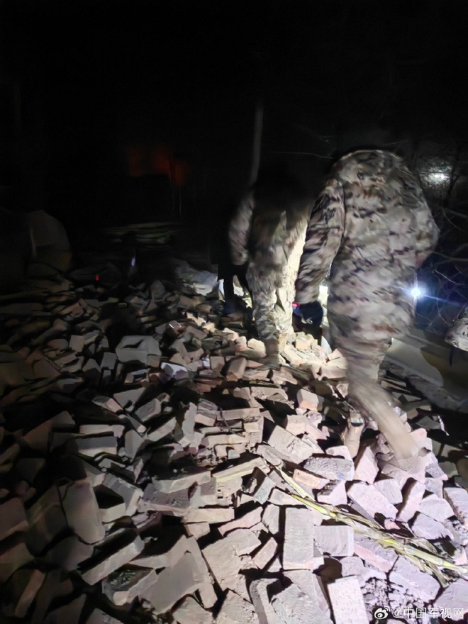 Hiện trường trận động đất khiến hơn 100 người chết tại Trung Quốc: Cứu hộ xuyên đêm tìm người bị vùi lấp trong cái lạnh dưới 0 độ C-4