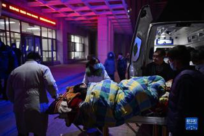 Hiện trường trận động đất khiến hơn 100 người chết tại Trung Quốc: Cứu hộ xuyên đêm tìm người bị vùi lấp trong cái lạnh dưới 0 độ C-6