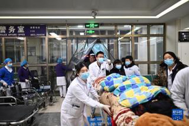 Hiện trường trận động đất khiến hơn 100 người chết tại Trung Quốc: Cứu hộ xuyên đêm tìm người bị vùi lấp trong cái lạnh dưới 0 độ C-7