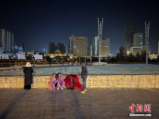 Hiện trường trận động đất khiến hơn 100 người chết tại Trung Quốc: Cứu hộ xuyên đêm tìm người bị vùi lấp trong cái lạnh dưới 0 độ C-12