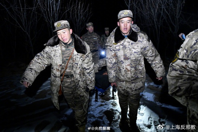 Hiện trường trận động đất khiến hơn 100 người chết tại Trung Quốc: Cứu hộ xuyên đêm tìm người bị vùi lấp trong cái lạnh dưới 0 độ C-13