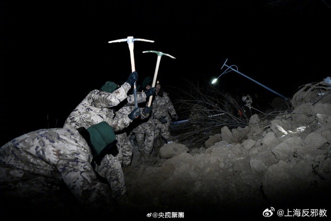 Hiện trường trận động đất khiến hơn 100 người chết tại Trung Quốc: Cứu hộ xuyên đêm tìm người bị vùi lấp trong cái lạnh dưới 0 độ C-15