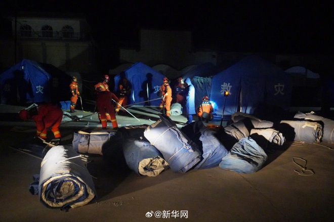 Hiện trường trận động đất khiến hơn 100 người chết tại Trung Quốc: Cứu hộ xuyên đêm tìm người bị vùi lấp trong cái lạnh dưới 0 độ C-16