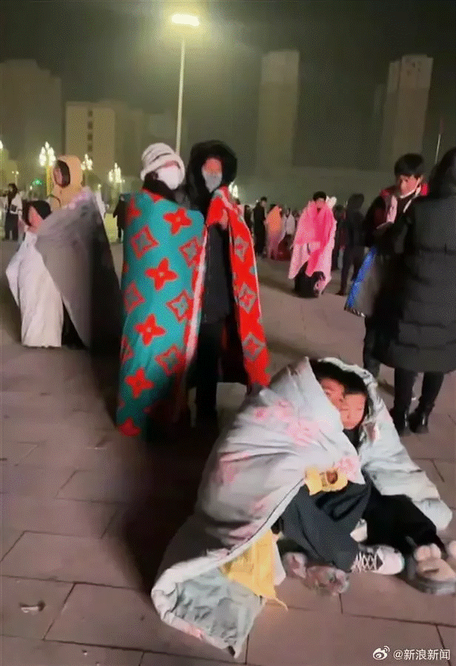 Hiện trường trận động đất khiến hơn 100 người chết tại Trung Quốc: Cứu hộ xuyên đêm tìm người bị vùi lấp trong cái lạnh dưới 0 độ C-10