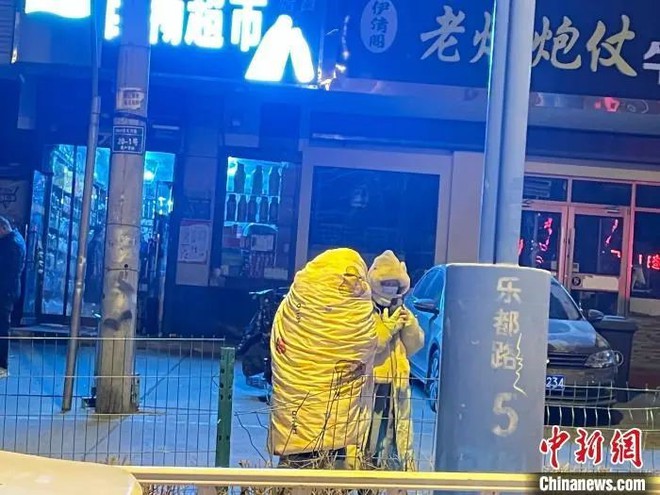 Hiện trường trận động đất khiến hơn 100 người chết tại Trung Quốc: Cứu hộ xuyên đêm tìm người bị vùi lấp trong cái lạnh dưới 0 độ C-11