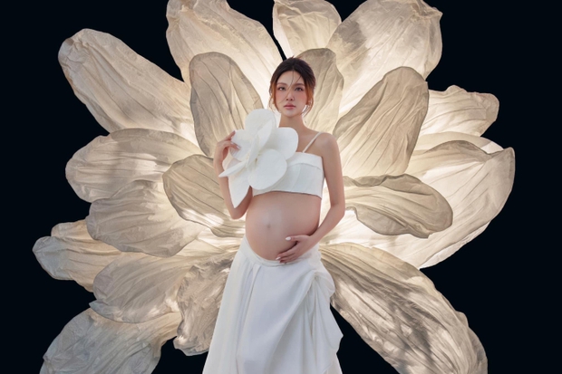 Sao nữ Vbiz khoe bộ ảnh mới và nhan sắc thăng hạng bên chồng khi bầu song thai-1